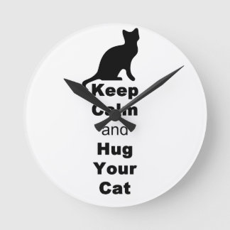 Behalten Sie Ruhe und umarmen Sie Ihre Katze Runde Wanduhr