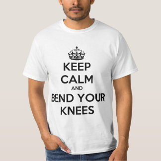 Behalten Sie Ruhe und verbiegen Sie Ihre Knie T-Shirt