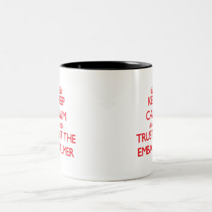 Behalten Sie Ruhe und vertrauen Sie dem Embalmer Zweifarbige Tasse