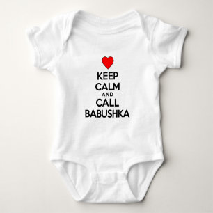 Behalten Sie ruhig und Anruf Babushka Baby Strampler