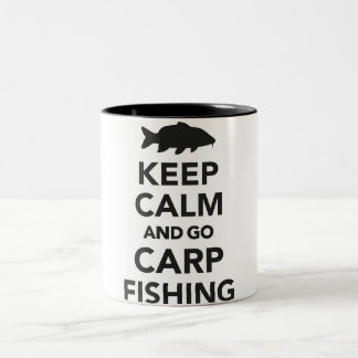"Behalten Sie ruhig und gehen Sie Karpfenfischen" Zweifarbige Tasse