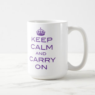 Behalten Sie ruhig und machen Sie die lila Tasse -