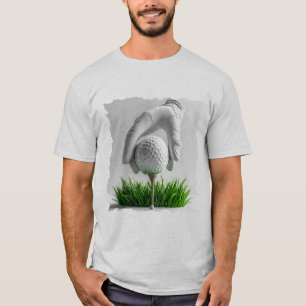 Behandschuhte Hand legt Golfball auf Tee mit Gras