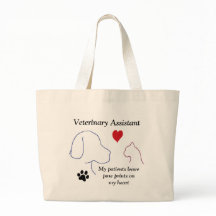 Behilfliche Veterinärtatze druckt auf meinem