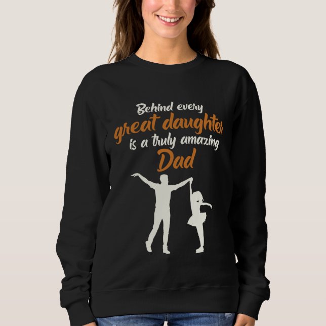 Behind Every Great DAughter Is A Truly Amazing Dad Sweatshirt (Vorderseite)