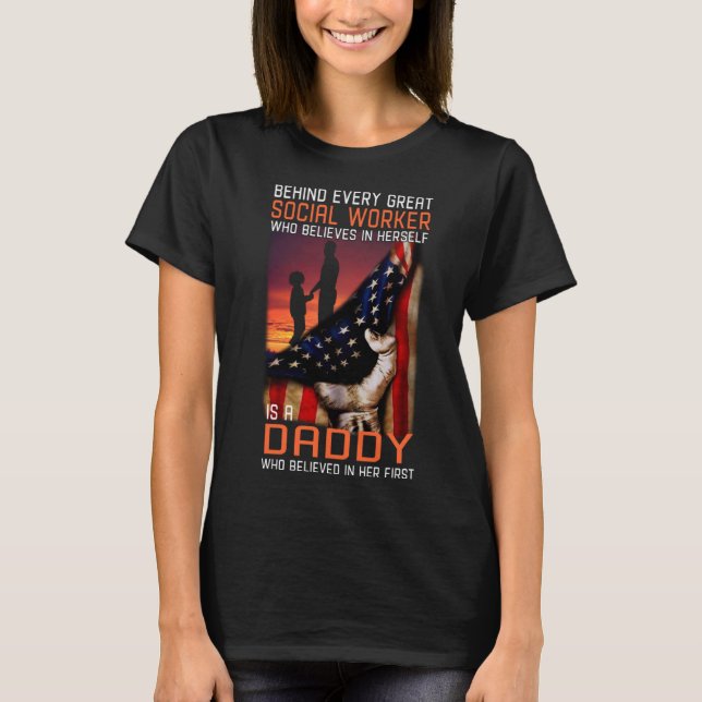 Behind every great Social Worker is a Daddy who be T-Shirt (Vorderseite)