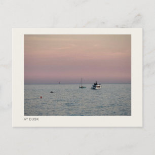 BEI DÄMMERUNG — Boote auf einem ruhigen Meer Fotog Postkarte