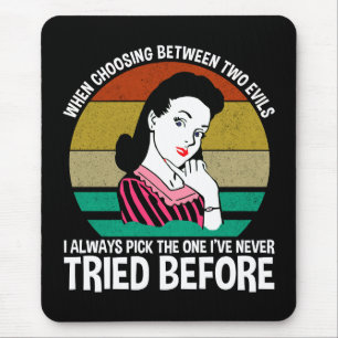 Bei der Auswahl zwischen zwei Evils Mousepad