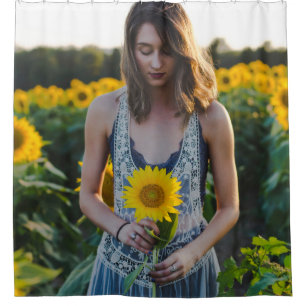 Bei Sonnenblumenfeld stehend Duschvorhang