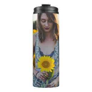 Bei Sonnenblumenfeld stehend Thermosbecher