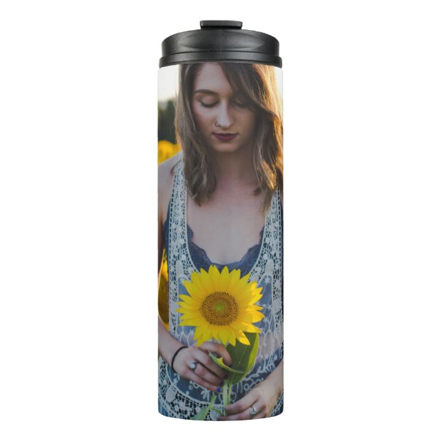 Bei Sonnenblumenfeld stehend Thermosbecher (Vorderseite)