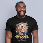 Beifall für den Graduate Foto T - Shirt<br><div class="desc">Personalisierten Abschluss Tag T - Shirt mit dem Sprichwort "Beifall zum Absolvent" mit Gold Hellium Ballons,  ein Foto des Abschlusses,  eine Mörtel-Kappe,  ihren Namen,  Schule und Klassenzimmer.</div>