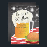 Beifall zu 30 Jahren Geburtstagsfeier Einladung<br><div class="desc">30 Jahre Geburtstagsgrill-Einladung mit Bierbrause und Hamburger Set auf schwarzem Chalkboard-Hintergrund mit Hängeleuchten</div>