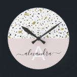 Beige and gold foil terrazzo pattern monogram runde wanduhr<br><div class="desc">Beige and gold foil terrazzo pattern monogram round clock</div>