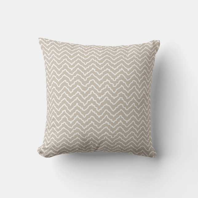 Beige And White Squiggly Chevron Zigzag Pattern Kissen (Vorderseite)