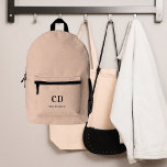 Beige Bezeichnung für moderne Monogramm-Initialen Bedruckter Rucksack<br><div class="desc">Beigefarbener Hintergrund,  schwarzer Text. Personalisieren und fügen Sie Ihre Monogramm-Initialen und vollständigen Namen.</div>