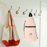 Beige Bezeichnung für moderne Monogramm-Initialen Crossbody Bag<br><div class="desc">Beigefarbener Hintergrund,  schwarzer Text. Personalisieren und fügen Sie Ihre Monogramm-Initialen und vollständigen Namen.</div>