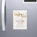 Beige Bogen elegant Sweet 16 Luxus Magneteinladung<br><div class="desc">Ein zartes beige,  cremefarbenes Dekor,  das mit einem großen Bogen geschmückt ist. Personalisieren und fügen Sie einen Namen und Party-Details hinzu.</div>