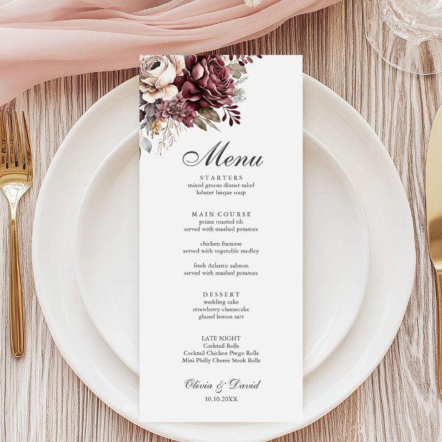 Beige Boho Wedding Menü mit Aquarellfarben-Blume Menükarte (Beige Boho Wedding Menu with Watercolor Flowers on a wedding table with elegant decor)