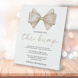 Beige Bow Babydusche eine Nachricht aus dem Bump Sockelschild
