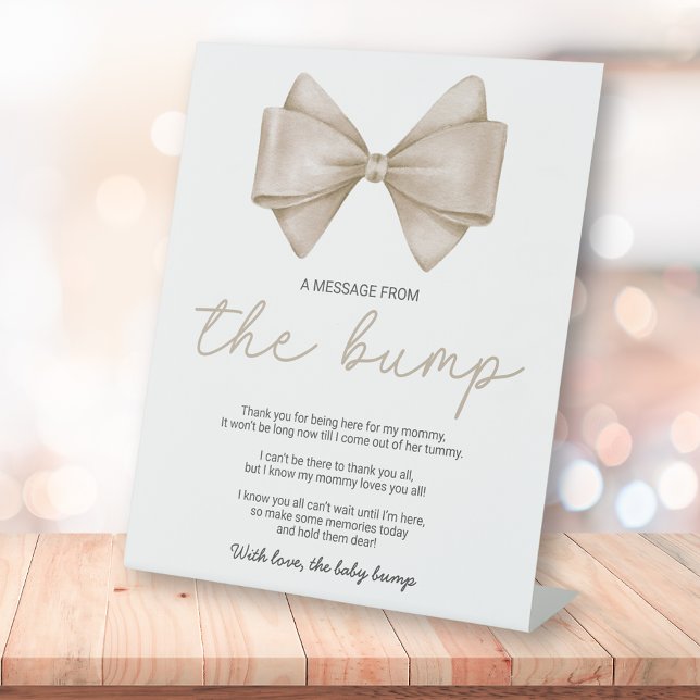 Beige Bow Babydusche eine Nachricht aus dem Bump Sockelschild (Von Creator hochgeladen)