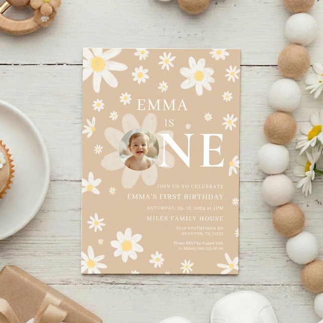 Beige Daisy First 1st Birthday Photo invitation Einladung (Von Creator hochgeladen)