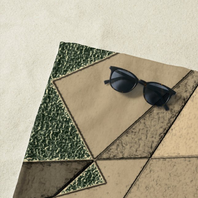 Beige dreieckige Ausschnitt auf dunkelgrünem Hinte Strandtuch (Beispiel)