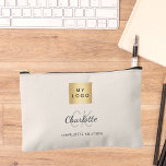 Beige Firmenlogo-Monogramm Zubehörtasche<br><div class="desc">Beige, cremefarbene Hintergrundfarbe, grauer Text. Personalisieren und fügen Sie Ihr Firmenlogo, Vorname, Monogramm-Initialen und vollständigen Namen hinzu.</div>