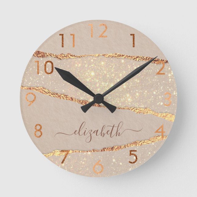 Beige goldenes Agios-Namensschild Runde Wanduhr (Vorderseite)