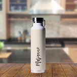 Beige-Graue-individuelle Name-Skript Trinkflasche<br><div class="desc">Ein beige Hintergrund. Personalisieren Sie Ihren Namen und fügen Sie ihn hinzu. Graue handgeschriebene Stilschrift.</div>