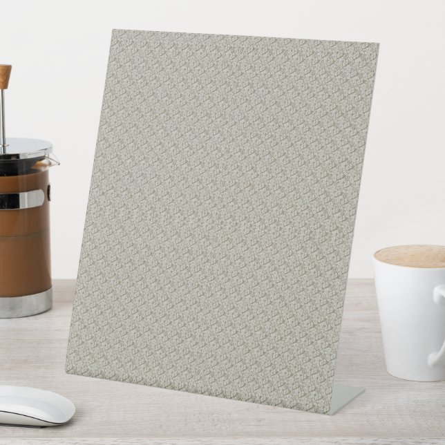 Beige Hintergrundfarbe mit kleinen Quadraten Sockelschild (In Situ)