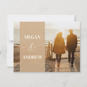 Beige-Hochzeit mit minimalistischem Foto Postkarte