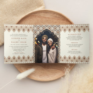 Beige Ikat All-in-One Anand-Karaj-Sikh-Hochzeit Dreifach Gefaltete Einladung