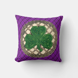 Beige-keltische Shamrock-Knoten auf violettem Karo Kissen