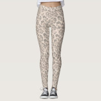 Beige Leopardendrucke.