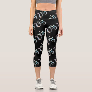Beige marmoriertes Om auf schwarzem Hintergrund ve Capri Leggings