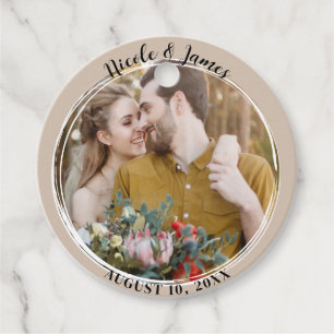 Beige Minimal Trendy Rund Hochzeitsfoto  Geschenkanhänger