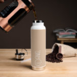 Beige Moderne Typografie Personalisiert Name Trinkflasche<br><div class="desc">Eine trendige,  vakuumisolierte Wasserflasche mit personalisiertem Namen in Weiß,  moderner Typografie auf einem modernen,  beigen Hintergrund. Personalisieren Sie die Flasche,  indem Sie den Namen bearbeiten und durch den gewünschten Namen ersetzen. Ideal für ein Geburtstagsgeschenk,  Hochzeitsgeschenk,  Trauzeuge,  etc. Wählen Sie Ihre Wasserflasche. Wählen Sie Ihre Wasserflasche.</div>
