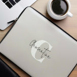 Beige Modernes Minimalistisches Mit Monogramm Laptopschutzhülle<br><div class="desc">Modernes,  Minimalistisches Mit Monogramm Design.</div>