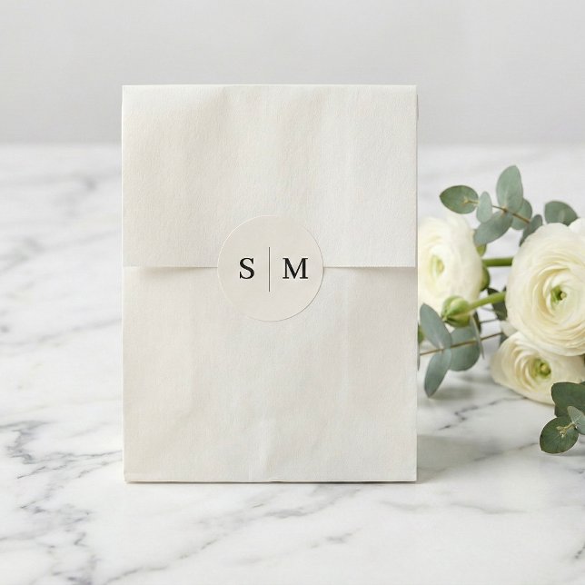 Beige Monogram Elegant Wedding Runder Aufkleber (Von Creator hochgeladen)