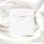 Beige Monogram Elegant Wedding Runder Aufkleber<br><div class="desc">Mit diesem personalisierten Aufkleber mit dem Monogramm des Paares in der Mitte fügen Sie Ihren Hochzeitsdetails eine Touch Eleganz hinzu und schaffen so einen raffinierten Brennpunkt. Der Text ist schön in einem eleganten Serif-Schriftart gerendert und bietet ein zeitloses und raffiniertes Design. Ideal für die Abdichtung von Hochzeitseinladungen, Vorzügen oder Geschenktaschen,...</div>