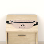 Beige Monogramm-Initialnamen Bauchtasche<br><div class="desc">Beigefarbener Hintergrund, schwarzer Text. Personalisieren und fügen Sie Ihre Monogramm-Initialen und vollständigen Namen.</div>