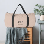 Beige Monogramm-Initialnamen Duffle Bag<br><div class="desc">Beigefarbener Hintergrund,  schwarzer Text. Personalisieren und fügen Sie Ihre Monogramm-Initialen und vollständigen Namen.</div>