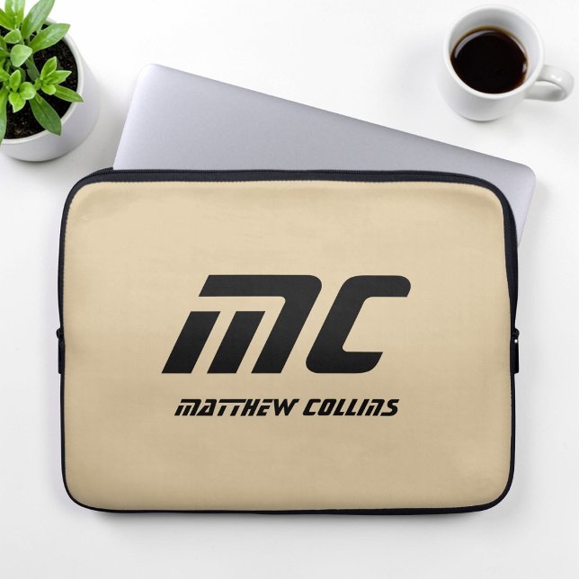 Beige Monogramm Minimalistischer Name Schwarzer Te Laptopschutzhülle (Beige Monogram Minimalist Name Black Text for Him Laptop Sleeve)