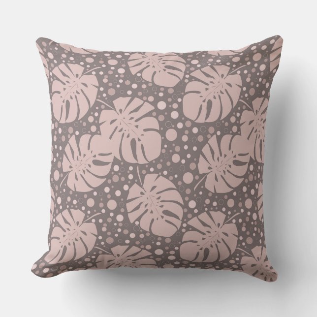 Beige Monstera-Blätter auf braunem Polka-Punkt Kissen (Vorderseite)