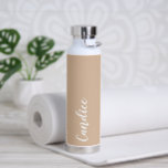 Beige Personalisiert Wedding Bridesmaid Trinkflasche<br><div class="desc">Verschenken Sie Ihre Hochzeitsjury oder Ihre Trauzeugin mit dieser trendigen, vakuumisolierten Wasserflasche, die ihren Namen in weißem, stilisiertem Schrift auf beigefarbenem Hintergrund zeigt, der zu Ihrem Hochzeitsfarbschema passt. Stellen Sie die Flasche nach Belieben durch Bearbeiten und Ersetzen des Namens durch Ihren eigenen Namen ein. Wählen Sie Ihre Wasserflasche. Erhältlich in...</div>
