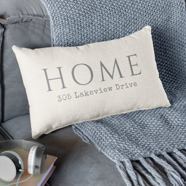 Beige Personalisierte Zuhause-Typografie mit Adres Lendenkissen (A custom design for your home to personalize with your street address.)