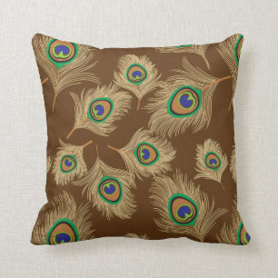Beige Pfau-Federn auf schokoladenbraunem Kissen
