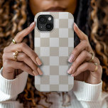 Beige Retro Karo Case-Mate iPhone Hülle<br><div class="desc">Die hellbeige und weiße Schachbrettablage in hellbeige und trendig. Verwenden Sie die Entwurfswerkzeuge, um eigene Monogramme, Namen oder andere Texte hinzuzufügen oder die Hintergrundfarbe zu ändern, um eine einzigartige Geräteabdeckung zu erstellen.</div>