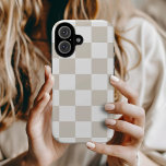Beige Retro Karo iPhone 16 Hülle<br><div class="desc">Die hellbeige und weiße Schachbrettablage in hellbeige und trendig. Verwenden Sie die Entwurfswerkzeuge, um eigene Monogramme, Namen oder andere Texte hinzuzufügen oder die Hintergrundfarbe zu ändern, um eine einzigartige Geräteabdeckung zu erstellen.</div>